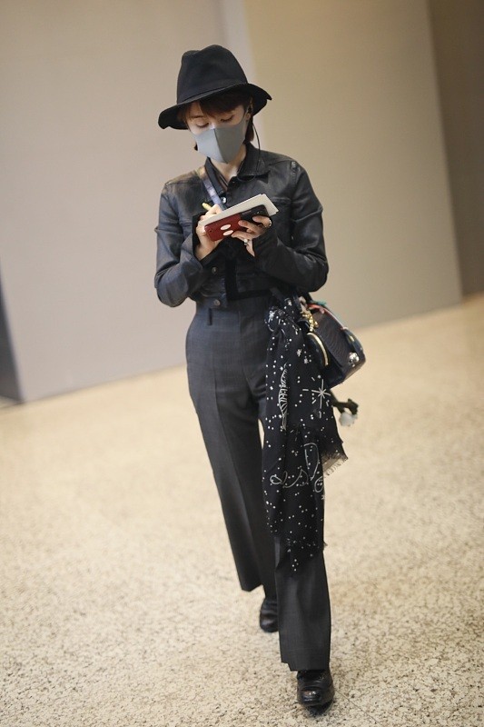 王子文變化太大了，穿一身皮衣看著很成熟，無修圖看著更成熟