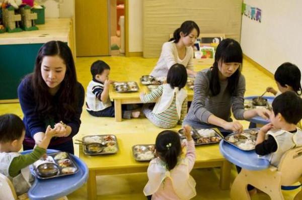 幼兒園老師曬“工資單”，抱怨工資太低，家長：別不知足了