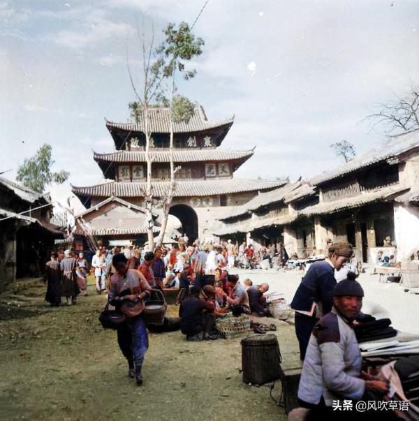 1944年的雲南陸良，城牆高大，市場喧囂，小橋流水似江南