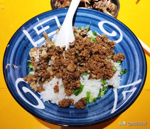 來了三次才吃上的三鮮拌飯，滷雞架都入味兒到骨頭裡了