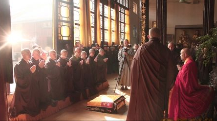 名牌大學生畢業後出家，父母卻苦苦尋找了三年，心靜了親情在哪