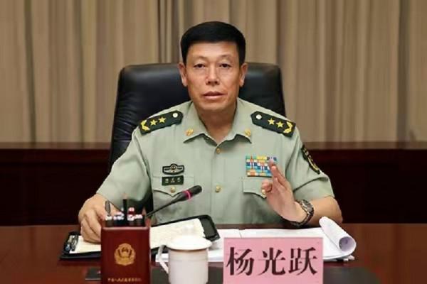 他是納西族第一位中將，從陸軍跨武警服役，2年實現“5級跳”