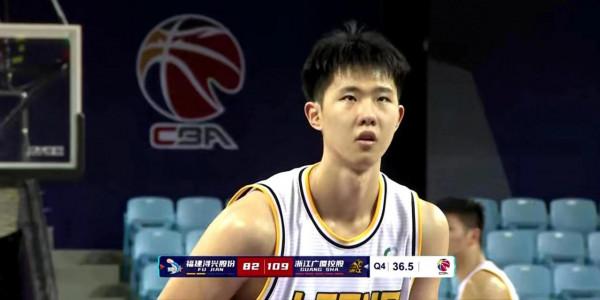 面對弱旅，易建聯玩嗨了，球霸劉權標一打五，徐昕單手劈扣