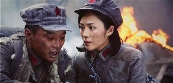 被俘紅軍跪江邊，遭川軍砍殺，紅軍師長吼：師長不當，誓報血仇