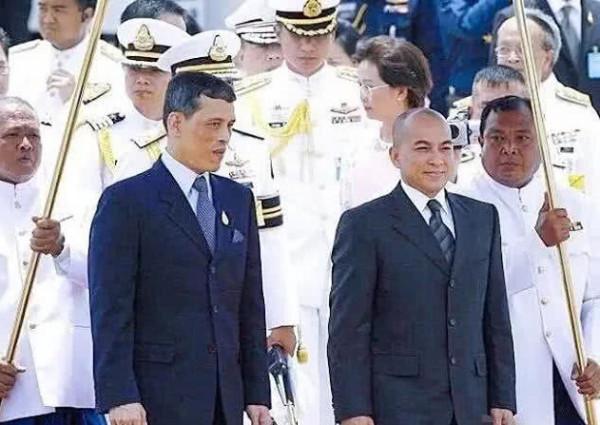 為什麼西哈莫尼國王比帥氣的拉瑪十世還英俊?你看看他生母是誰 為什麼西哈莫尼國王比帥氣的拉瑪十世還英俊?你看看他生母是誰