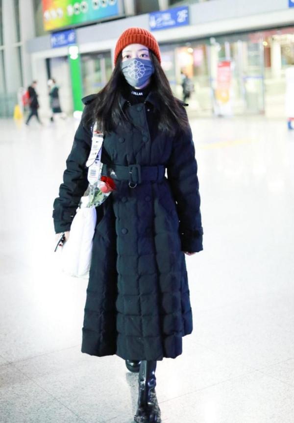 張靚穎這造型真奇特，黑色西裝配粉色裙子，雖有個性卻暴露身型