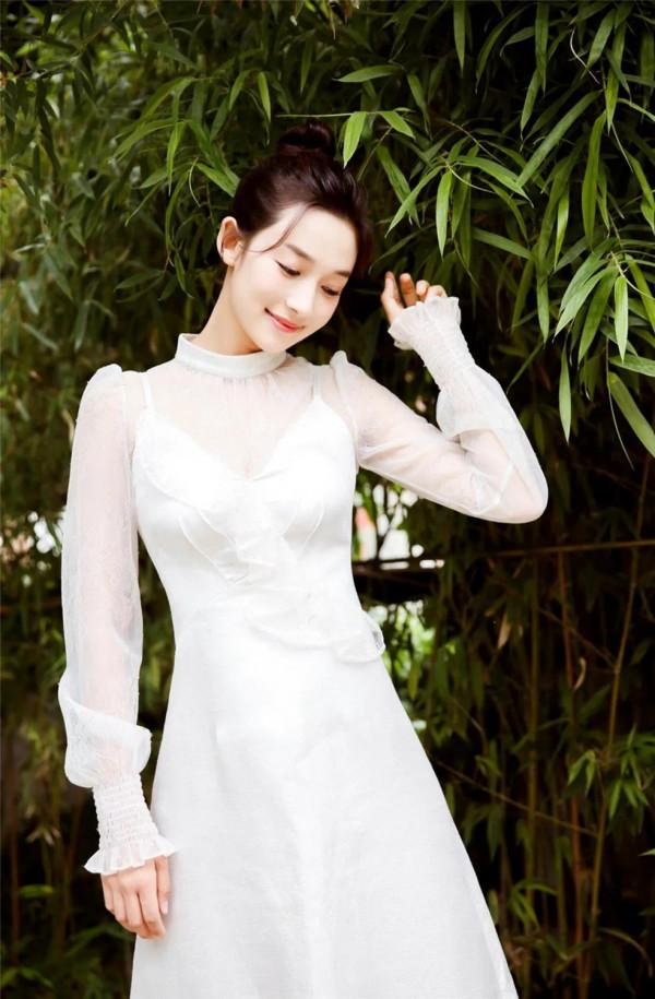 李斯抱怨拘秦桎，若將玉骨冰姿比，寧堪作吏風塵下