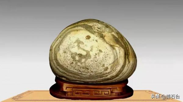 花7700元，因為石頭上有個不怕被雷劈的避雨人