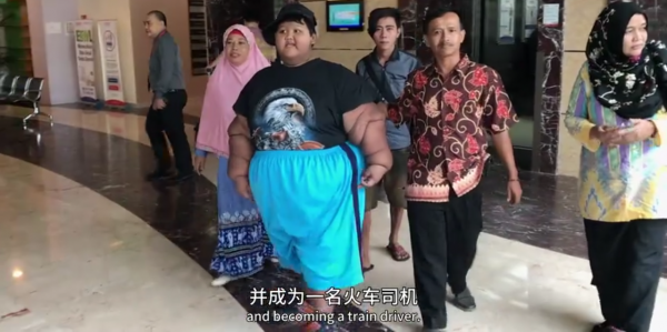 媽媽因為愛兒子，把他喂到190公斤，醫生：他隨時有生命危險