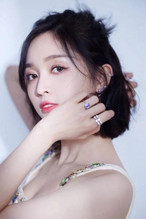 白白嫩嫩的吳宣儀，似青春美少女