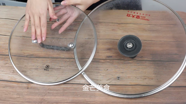 鍋蓋油汙太髒不用怕，無需洗潔精和洗滌劑，學會這招油垢不再出現