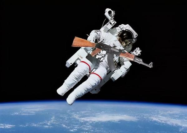 宇航員上太空為什麼要帶手槍？帶手槍防誰？手槍在太空中管用嗎？