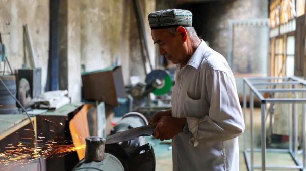 探訪喀什古城的鐵器傳承人 探訪喀什古城的鐵器傳承人