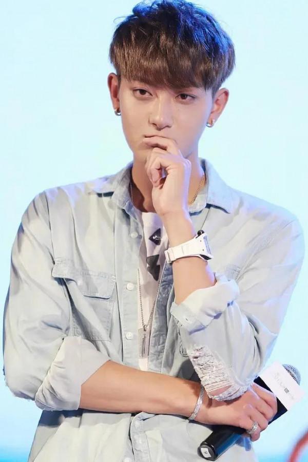 頂級男神黃子韜，帥成漫畫裡的人物