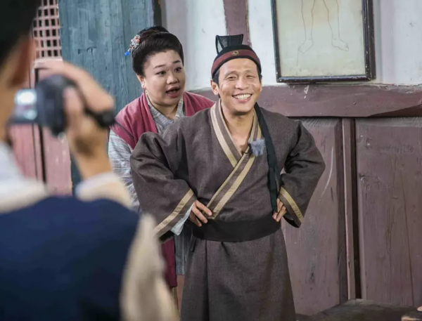 醜男配美女，宋小寶這個春節3檔衛視的小品作品，一個比一個逗