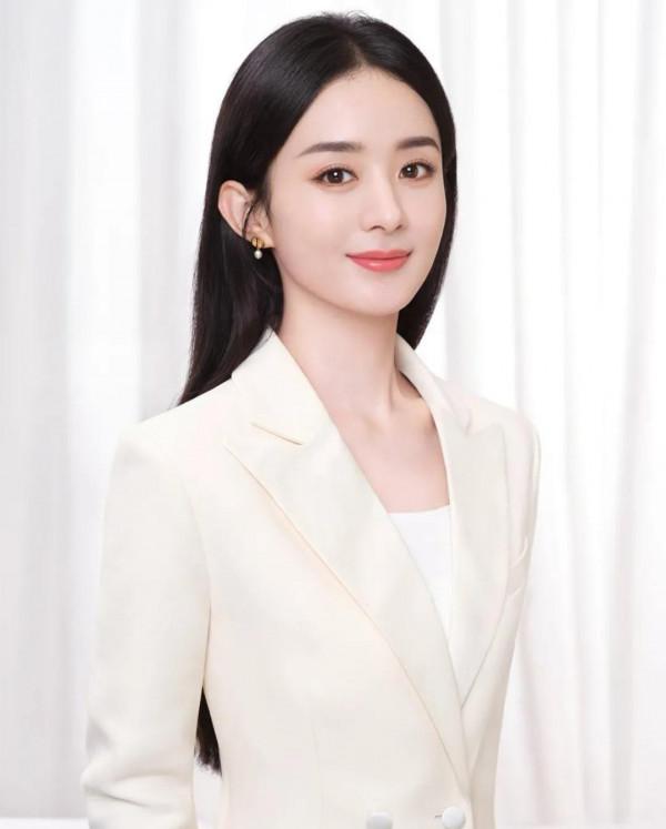 不是科班出身的女神趙麗穎現身春晚，註定虎年又是大紅大紫