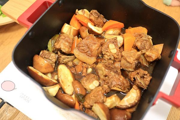 由三杯雞演變的三杯排骨，香嫩入味吮手指，真想天天吃一盤