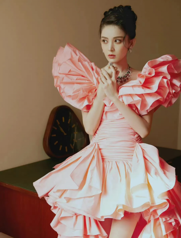 85花同場比拼來了！楊冪連換三套迎戰，劉詩詩咖位不穩，唐嫣翻車