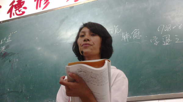 34歲湖南女子，為替丈夫還債辭去教師工作，獨闖上海4年賺80萬