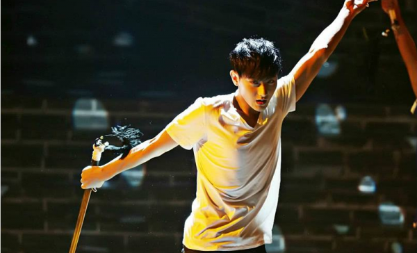 黃子韜：為啞巴發小學手語，成名後把他留在身邊當助理