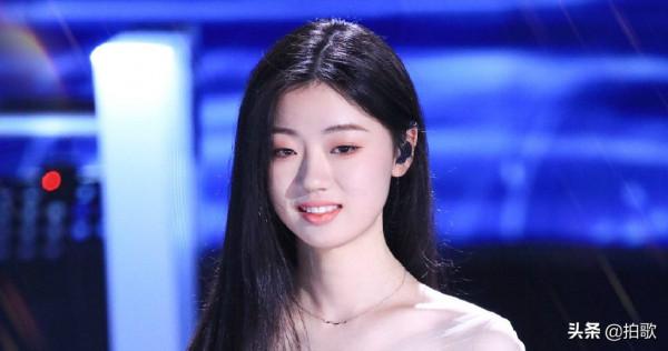 綜藝不斷，資源不錯的單依純，會成為下一個張碧晨嗎？