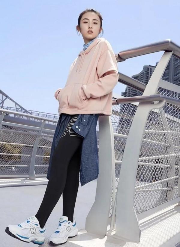 劉詩詩“大爺式”坐姿亮了!穿運動服的女明星有多美 劉詩詩“大爺式”坐姿亮了!穿運動服的女明星有多美