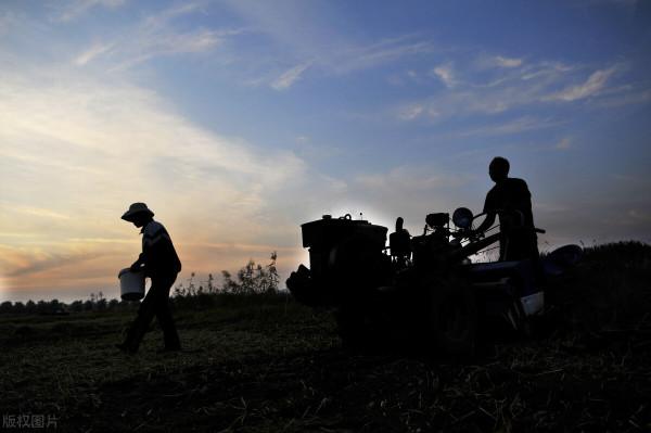 冬季拖拉機啟動困難,農村小夥巧用4個“妙招”,數九寒天也不怕 冬季拖拉機啟動困難,農村小夥巧用4個“妙招”,數九寒天也不怕