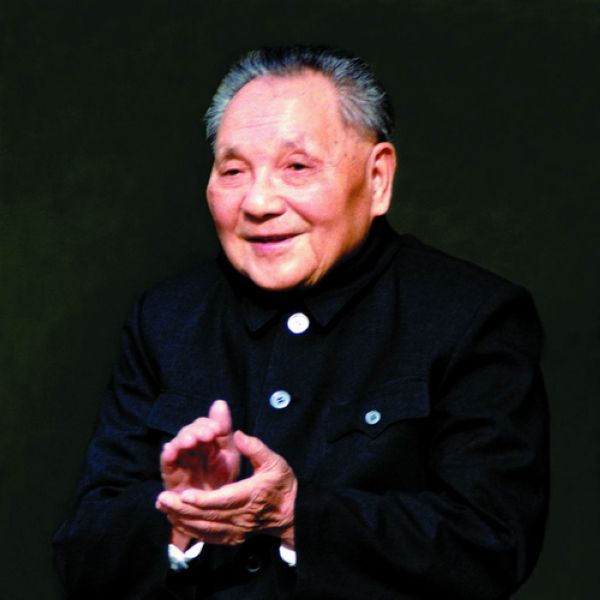 毛主席新畫像掛上天安門後，北京市民提出意見：為何只有一隻耳朵