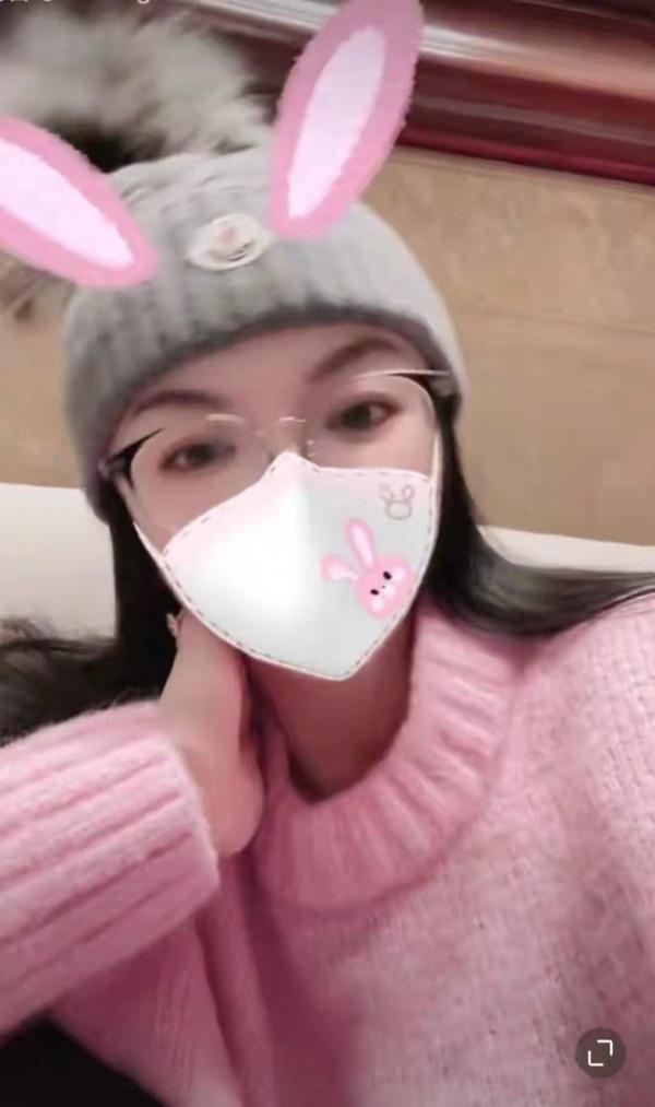 李湘離婚後人都變年輕了！穿粉毛衣難得少女一回，還戴鴿子蛋炫富