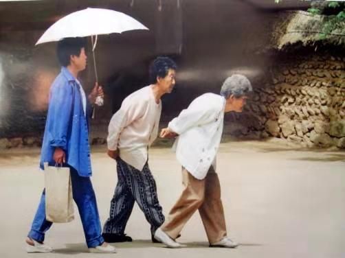 人越老越駝背，如何預防？醫生教你 4 招