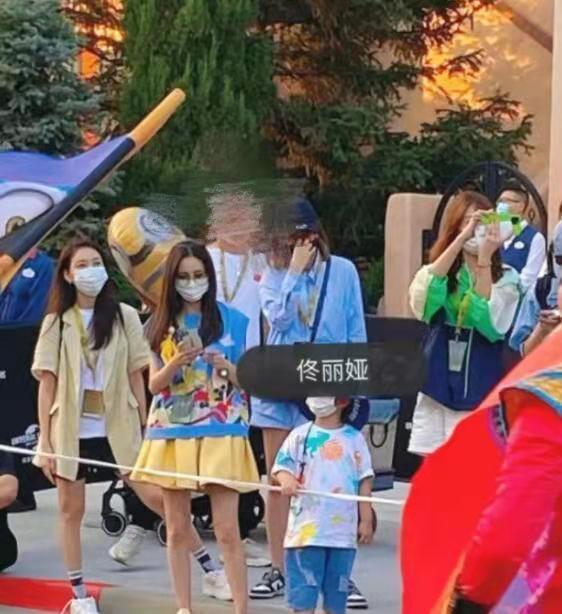 盤點環球影城偶遇明星生圖,白敬亭似商務精英,林依輪兼職賣貨? 盤點環球影城偶遇明星生圖,白敬亭似商務精英,林依輪兼職賣貨?