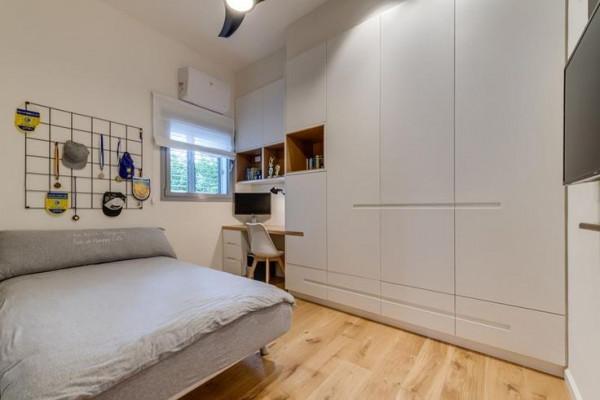 同樣是小臥室，有人將床擺在牆角，7種裝法，靠佈局省掉一半空間