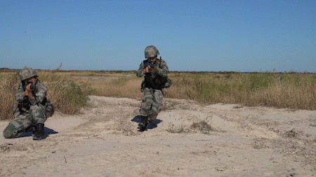 ​深入“虎穴”察敵情，看這名偵察兵是怎樣做到的……