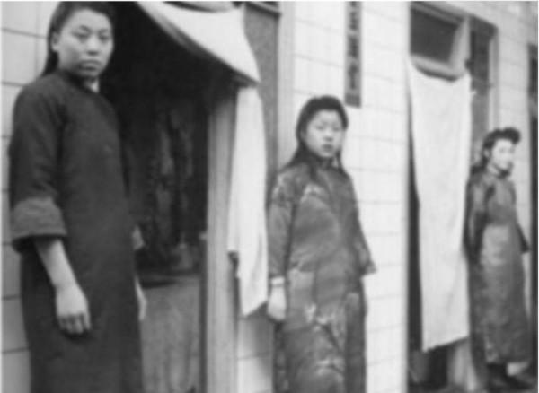 民國一農婦回憶：“賣大炕”女子“工作”時，丈夫抱孩子出門等候