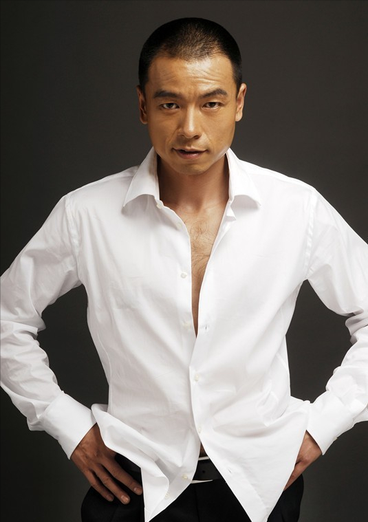 硬漢王挺：父母離異有淚，38歲幫爸爸還完債後，父子倆抱頭痛哭