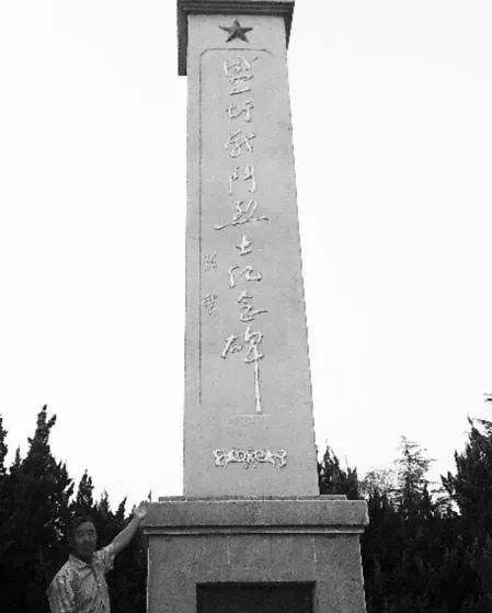 1981年，安徽宿縣來了一位開國中將，握著老婦的手說：我來看您了