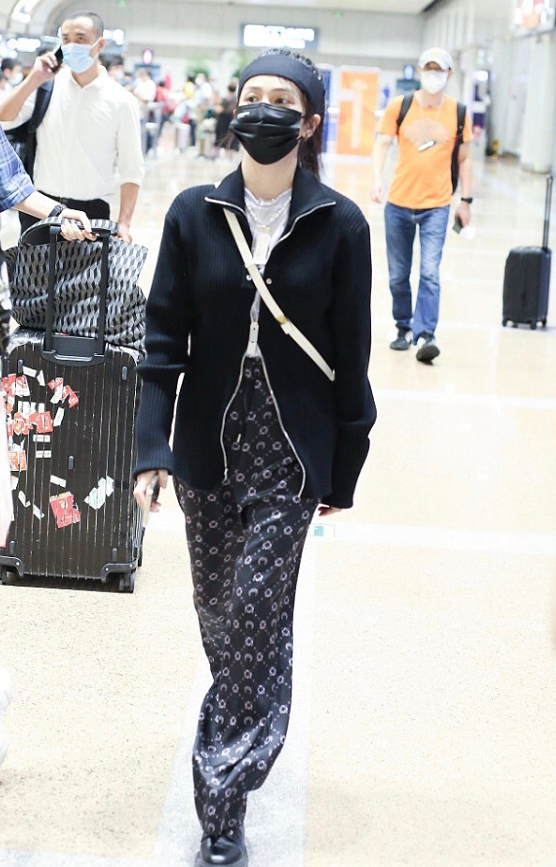 白鹿戲外穿衣真時髦!黑色衛衣搭非常熱褲,腳踩白色長筒靴更有範 白鹿戲外穿衣真時髦!黑色衛衣搭非常熱褲,腳踩白色長筒靴更有範