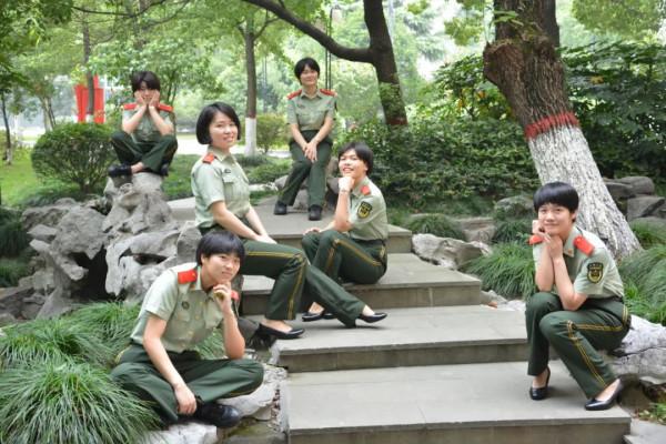 朗吧丨穿上軍裝7年了，她依然是我心中最好的班長