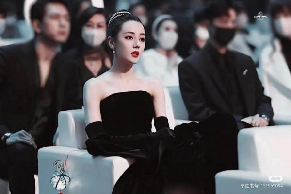 被迪麗熱巴美到了！烈焰紅唇，一身黑色禮服，搭配的極致美感