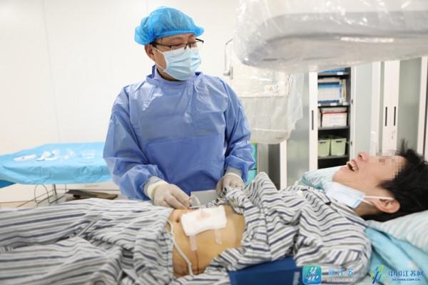 “漸凍人”無法吞嚥 在肚子上打個孔終於吃上“飯”了