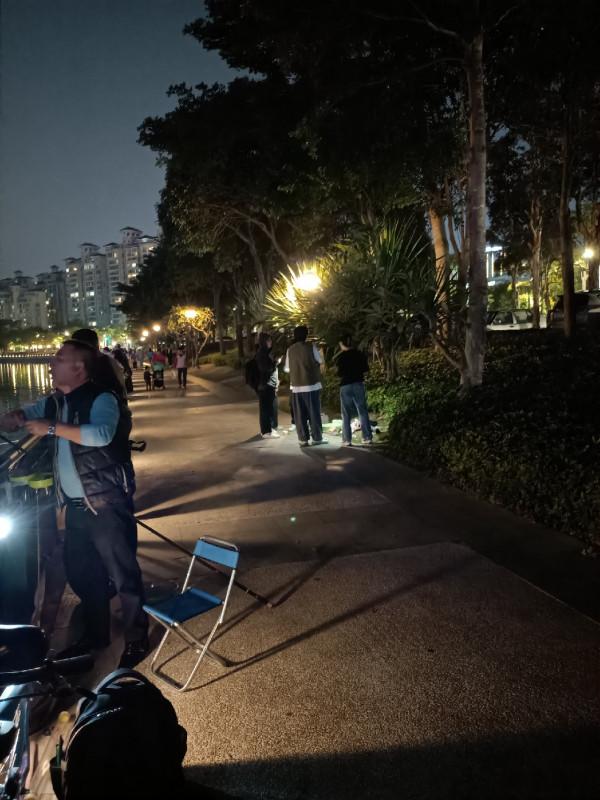 野釣河邊喜獲麥鯪，無人機組合圖案勝比煙火