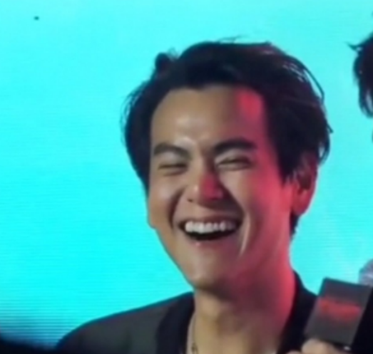 初見發如濃墨，再見禿頭禿腦！這12位男星的頭，讓女人好心碎