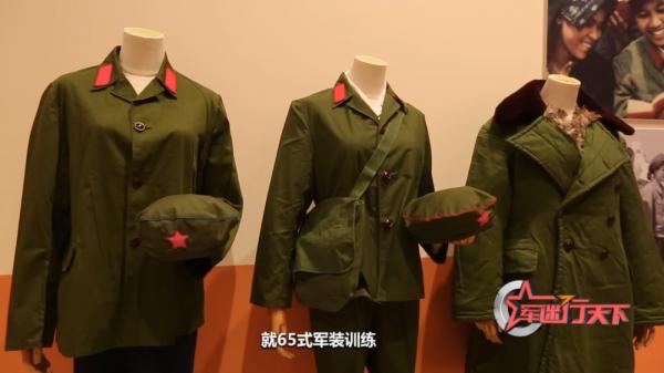 軍迷體驗不同時期女軍服,你更喜歡哪一套? 軍迷體驗不同時期女軍服,你更喜歡哪一套?