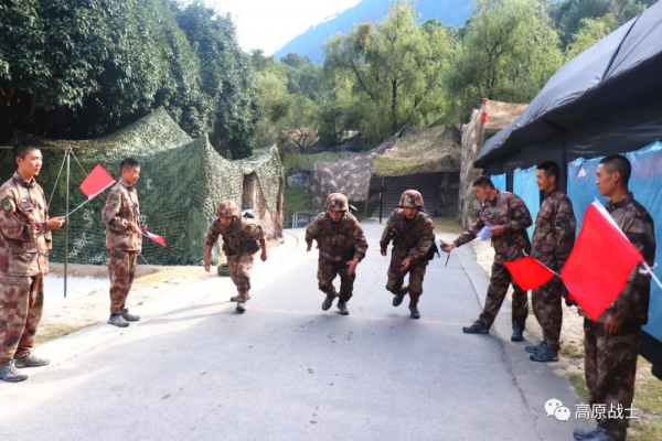 負重組合練習，列兵比班長快3秒！