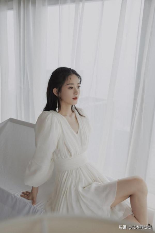 趙麗穎又&OpenCurlyDoubleQuote;嫩&rdquo;回來了，穿露臍t搭綠色開衫超甜，少女感十足