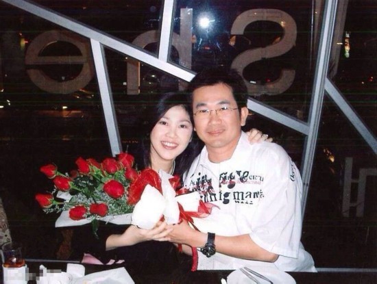 54歲英拉好福氣：相伴25年的男友在家等她，長兄如父護她半生周全