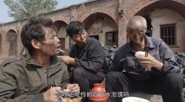 陝西3個60多歲大爺，坐擁1500萬粉絲，卻依然種田養豬，為啥？