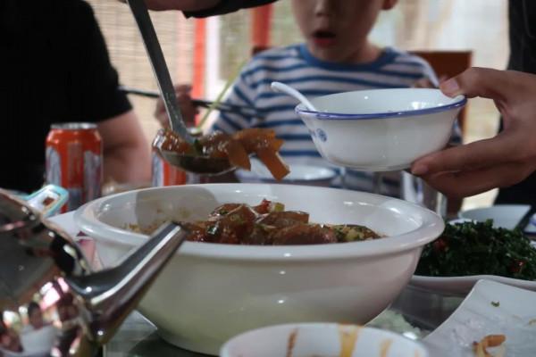 在西安偏僻小縣城的農家樂,我見識到了真正的碳水炸彈 在西安偏僻小縣城的農家樂,我見識到了真正的碳水炸彈