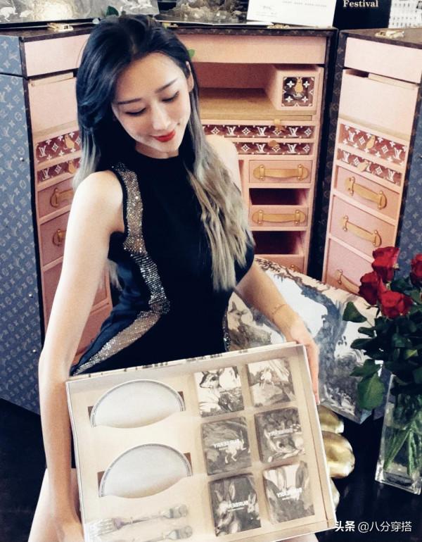 陳浩民真有福氣,嬌妻蔣麗莎穿橘色上衣配闊腿褲時髦幹練,超好看 陳浩民真有福氣,嬌妻蔣麗莎穿橘色上衣配闊腿褲時髦幹練,超好看