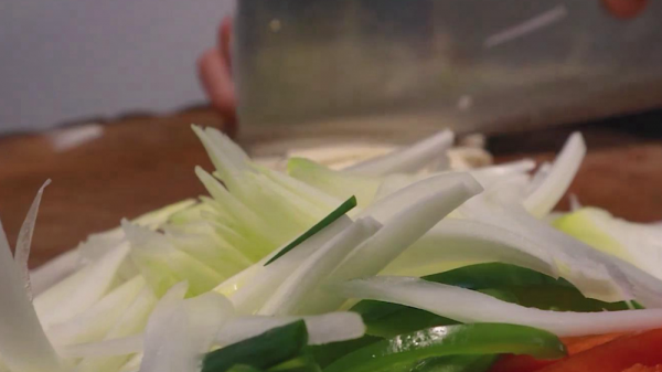 新疆椒麻雞的正宗做法，麻辣鮮香口感十足，看著就好有食慾